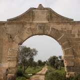 Da qui imbocchiamo strada Rurale Tresca. Dopo 400 metri ecco stagliarsi sulla destra il monumentale arco in pietra che segna l�ingresso di quella che � senza dubbio la masseria abbandonata pi� sontuosa di tutta la citt�: Villa Lamberti